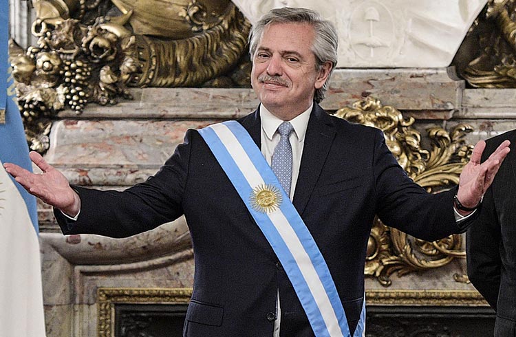 Presidente da Argentina considera criptomoedas para combater inflação