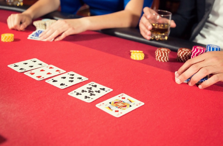Jogos de cartas online: blackjack, pôquer e bacará