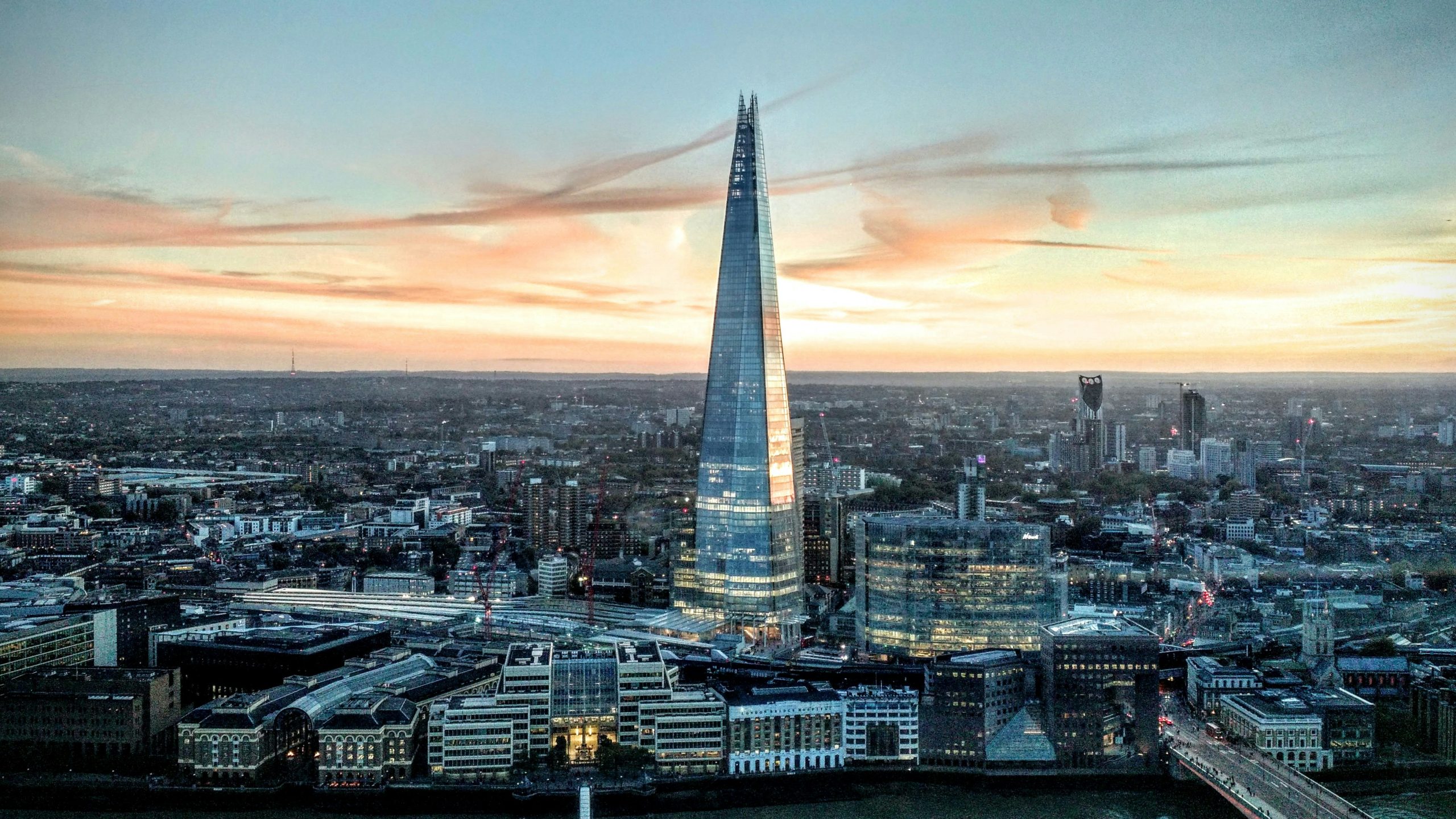 A imagem mostra uma vista panorâmica da cidade de Londres ao entardecer.