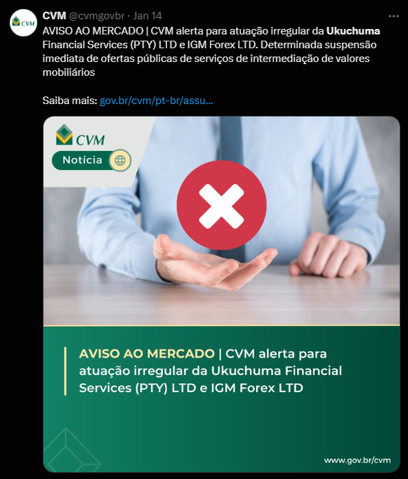 A imagem apresenta um aviso da CVM (Comissão de Valores Mobiliários) sobre atividades irregulares da Ukuchuma Financial Services (PTY) LTD e IGM Forex LTD. No centro da imagem, uma mão exibe um gesto, com um símbolo de "proibido" em vermelho, indicando a suspensão imediata das ofertas públicas de serviços de intermediação de valores mobiliários. No fundo, há uma mesa que sugere um ambiente profissional, e o texto na parte inferior destaca o alerta da CVM ao mercado.