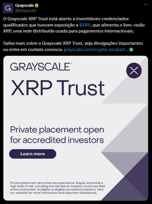 A imagem exibe um anúncio do Grayscale XRP Trust, destacando que está aberto para investidores credenciados que desejam investir em XRP. O fundo oferece uma oportunidade de investimento em uma rede distribuída utilizada para pagamentos internacionais. A parte inferior do anúncio inclui um botão "Learn more" (Saiba mais) e uma advertência sobre os riscos associados a investimentos em valores mobiliários privados. O design é moderno e minimalista, utilizando uma paleta de cores em tons de azul e cinza, com o logotipo da Grayscale no topo.