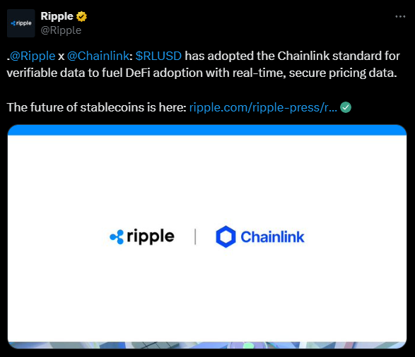 Imagem com o logotipo da Ripple ao lado do logotipo da Chainlink, simbolizando a parceria entre as duas empresas. A Ripple anunciou que sua stablecoin, RLUSD, adotou o padrão da Chainlink para fornecer dados verificáveis e seguros, essenciais para a adoção em finanças descentralizadas (DeFi). A imagem comunica a colaboração focada na melhoria da transparência e segurança dos dados de preços em tempo real. O visual destaca a integração das marcas, refletindo a sinergia entre as duas organizações no ecossistema de criptomoedas.