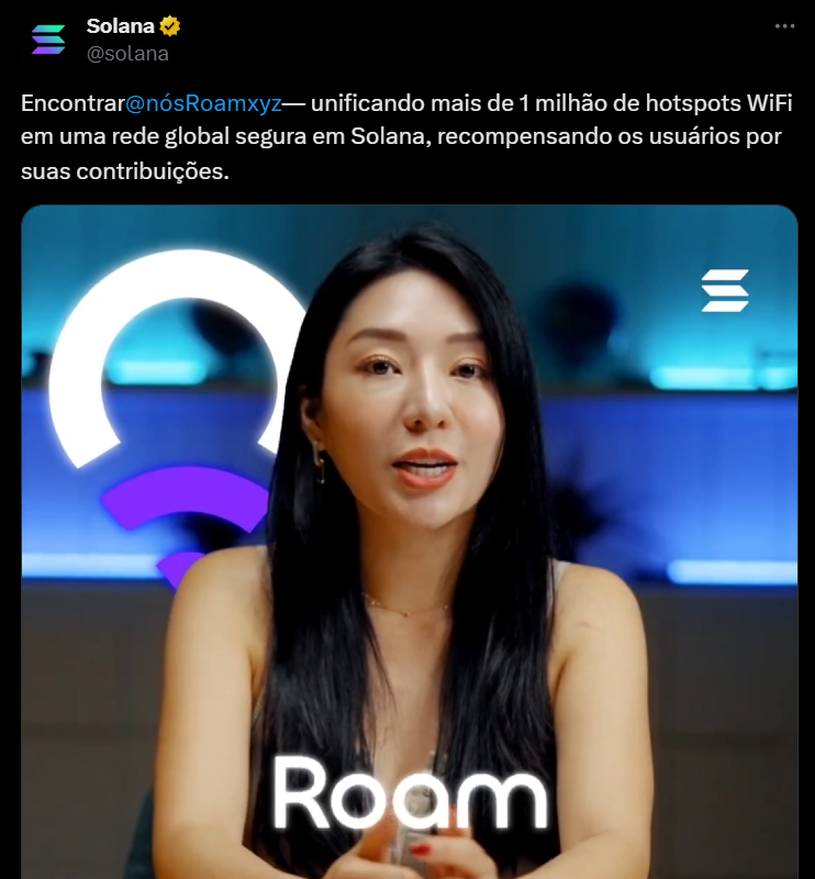 Uma mulher aparece em um estúdio moderno, com fundo azul, enquanto apresenta a rede Roam, uma iniciativa da Solana que conecta mais de 1 milhão de hotspots WiFi em uma rede global segura. Ela fala sobre como os usuários podem se beneficiar ao se unir a essa rede, ressaltando a importância da segurança e das recompensas por suas contribuições. A palavra "Roam" é destacada na parte inferior da imagem, simbolizando a nova plataforma que visa facilitar o acesso à internet em diversos locais.