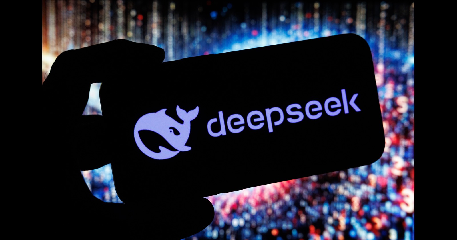 Imagem de um smartphone exibindo o logotipo da DeepSeek, com um fundo iluminado e colorido, ideal para destacar a marca no contexto digital.