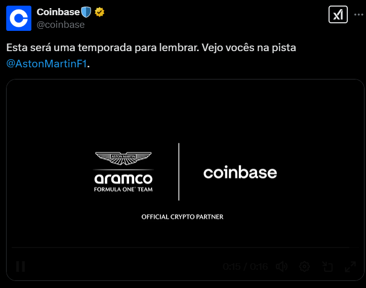 O tweet da Coinbase expressa entusiasmo sobre a nova temporada da Fórmula 1, destacando a parceria com a equipe Aston Martin Aramco. A imagem associada apresenta os logotipos da Aston Martin e da Coinbase, lado a lado, com a descrição "Official Crypto Partner" (Parceiro de Cripto Oficial). A mensagem é clara e otimista, prometendo uma temporada memorável para os fãs do automobilismo.